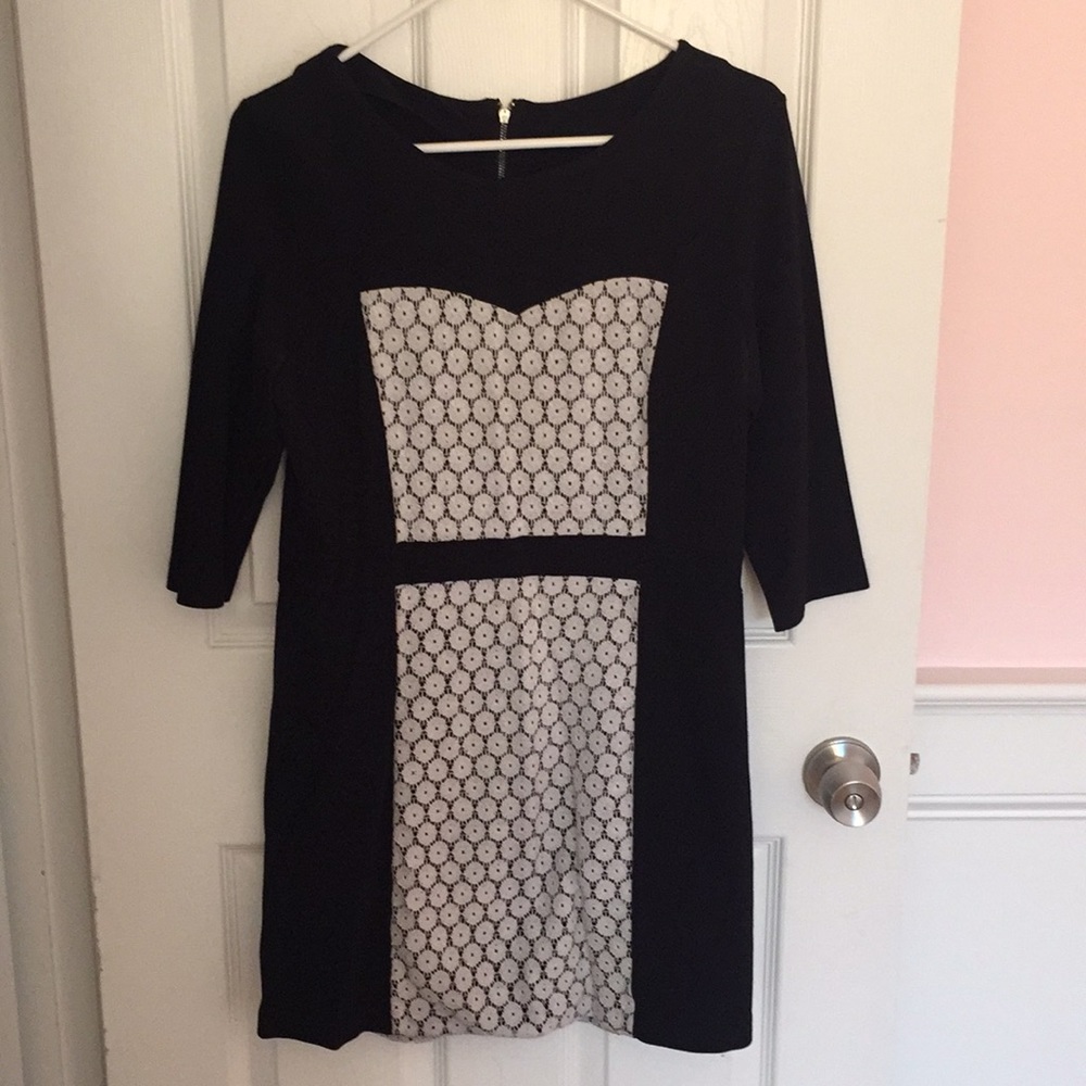 Adorable printed dress! Fitted and flattering!